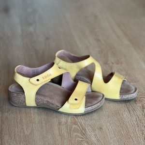 Taös mustard wedge sandales